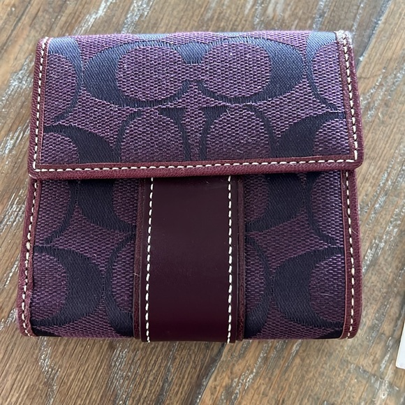 Small, coach wallet in purple - Picture 4 of 4